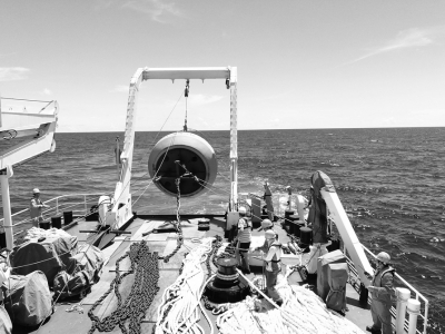 科考人员在南海布放海啸浮标<br>