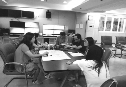 点击放大 “莲花”台风来袭时,预报人员在进行预报会商<br>